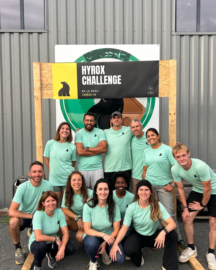 L'équipe du Hyrox Challenge by La Skàli devant la salle