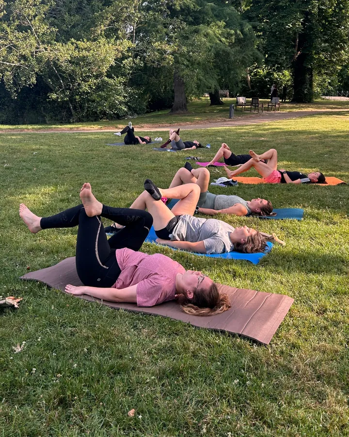 Pilates en plein air dans le parc, en groupe