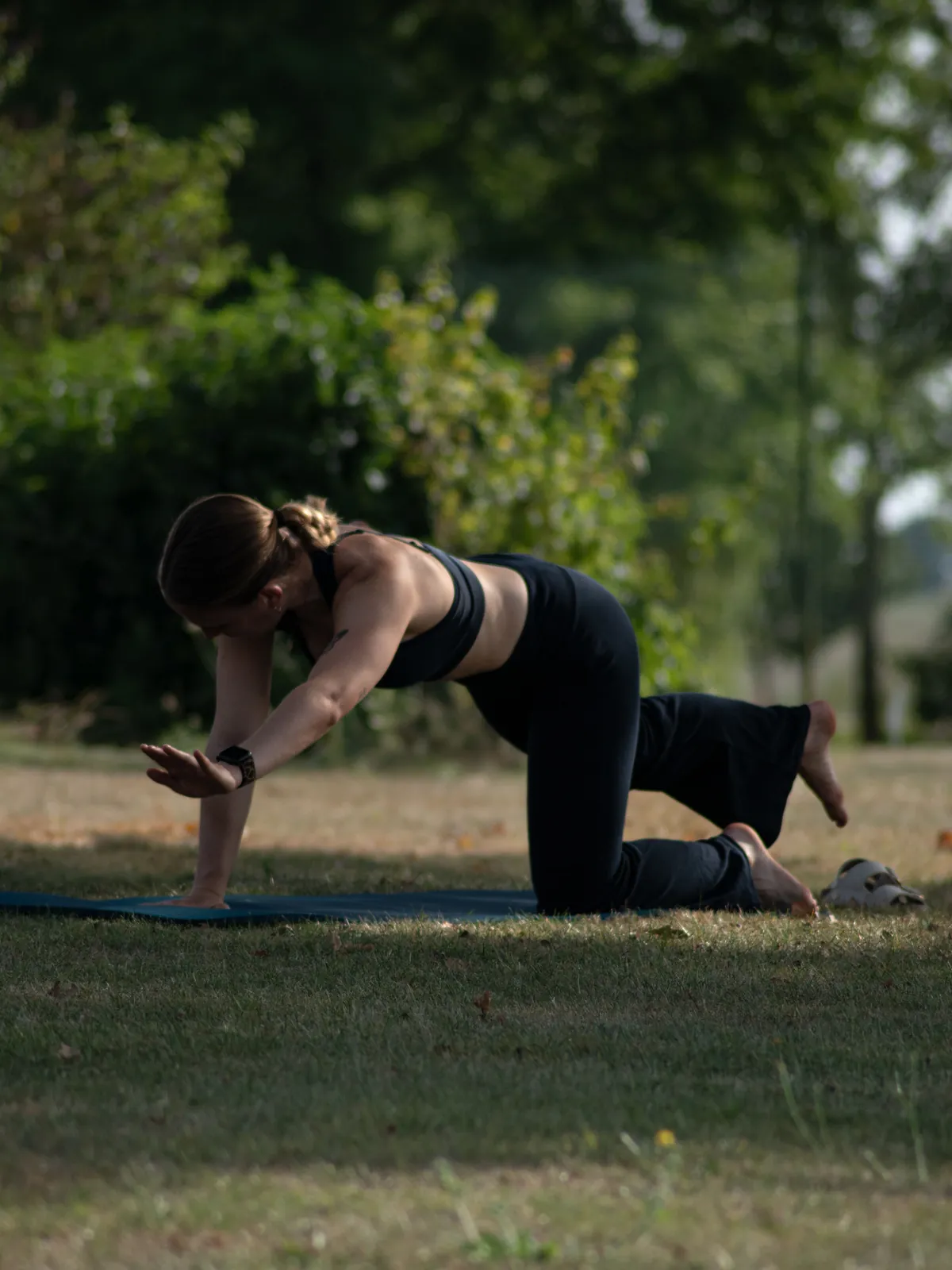 Eva en posture de Pilates sur tapis