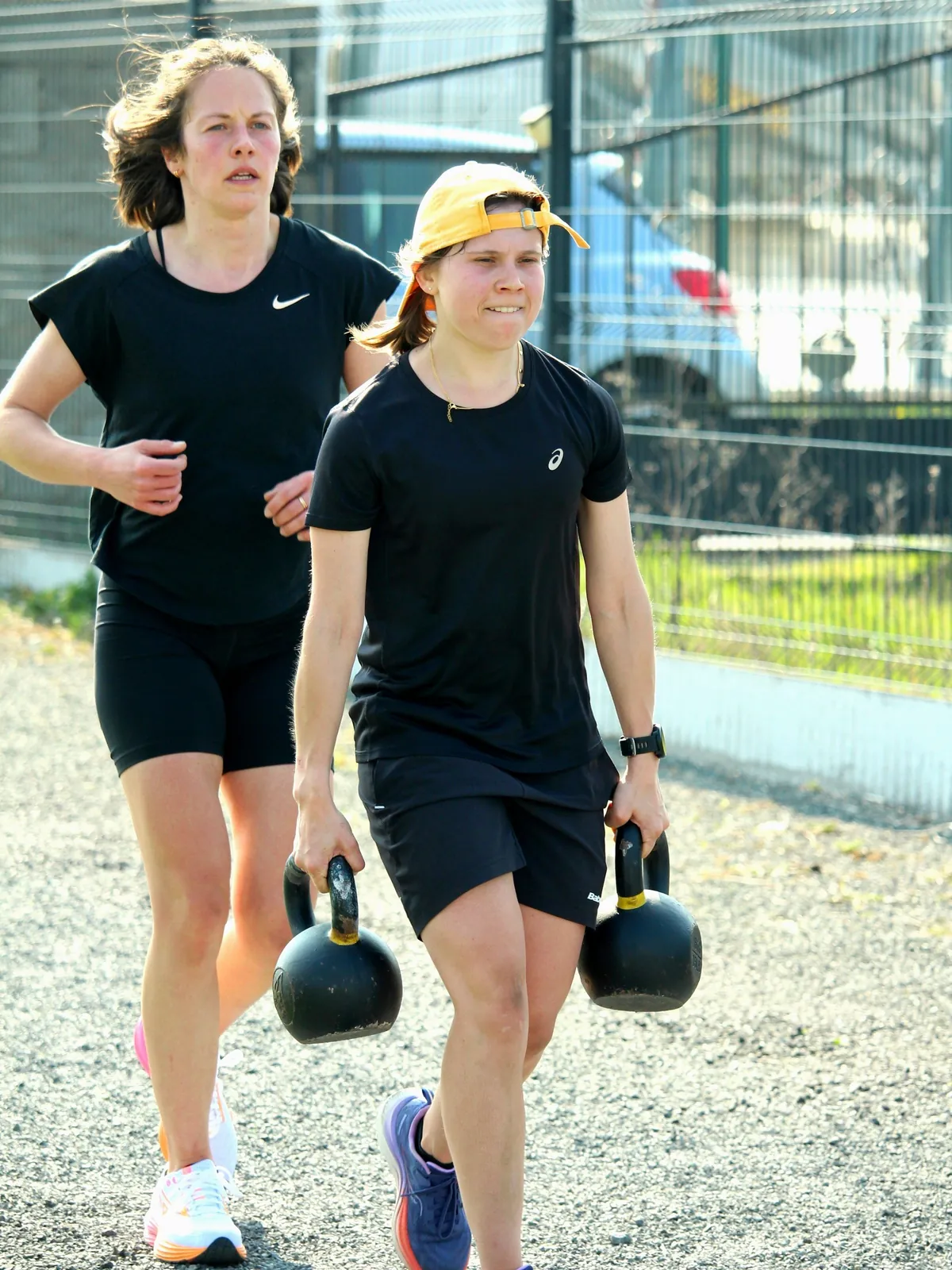 Farmer carry aux kettlebells et course en extérieur